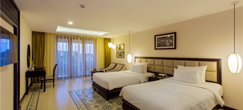 Deluxe Ban Công Hướng Hồ Bơi (Deluxe Pool View Balcony)